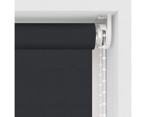 Čierna roleta s retiazkovým ovládaním na okne
