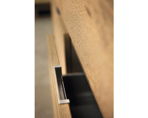 Detailný záber drevenej komody so zásuvkou a rukoväťou