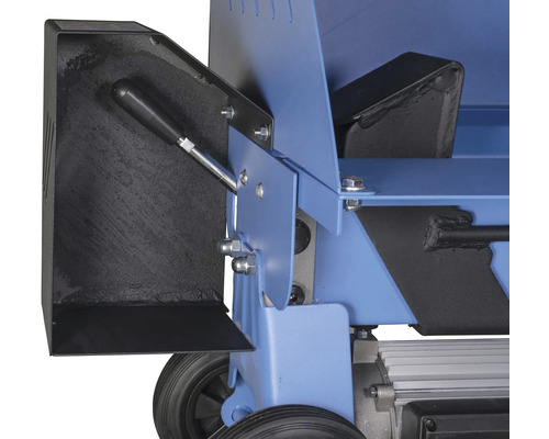 Detailný pohľad na štiepačku dreva s ovládacou pákou a ochranným zariadením