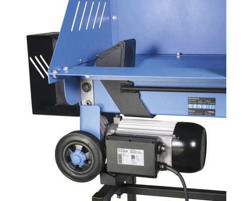 Detailný pohľad na štiepačku dreva s motorom a kolieskami