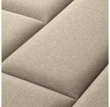 Detail béžovej pohovky s prešívaným povrchom