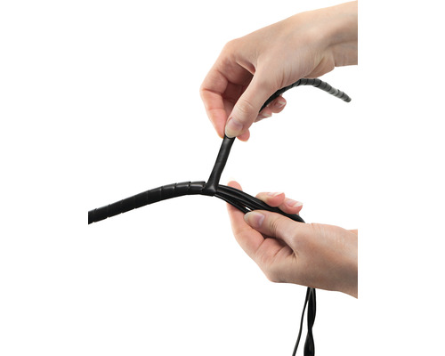 Ruky upevňujúce čiernu káblovú špirálu