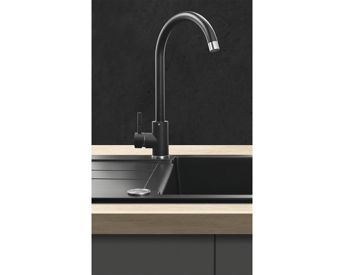 Čierna kuchynská batéria s drezom v kuchynskej linke