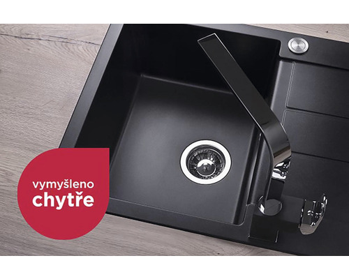 Čierny kuchynský drez s vodovodnou batériou