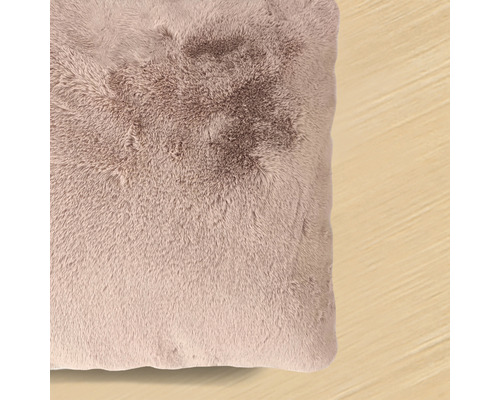 Dekoračný vankúš z umelej kožušiny