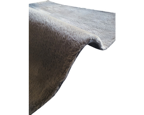 Sivý koberec s vysokým vlasom