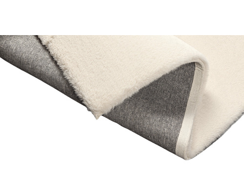 Detailný pohľad na koberec s vlasom a tkanou zadnou stranou