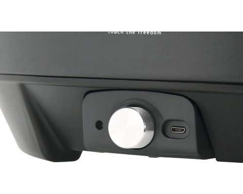 Detailný pohľad na otočný ovládač a USB port