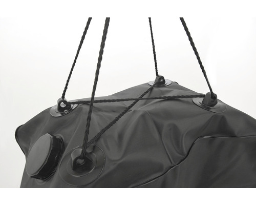 Detailný záber solárneho sprchovacieho vaku so závesom