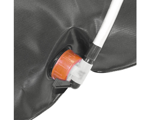 Detail vodného vaku s hadicou a výtokovým kohútikom