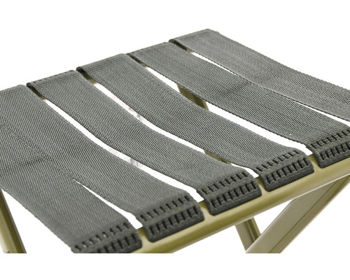 Detailný pohľad na kempingovú stoličku s textilným sedadlom
