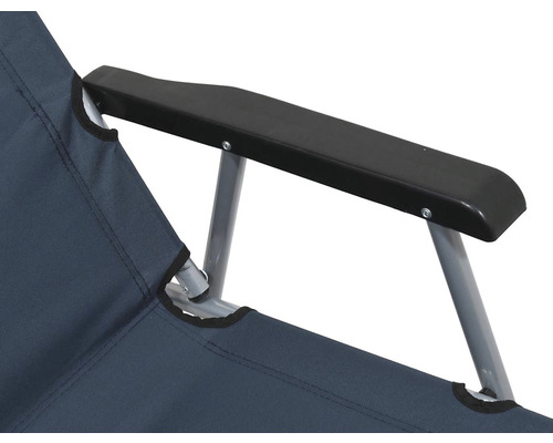 Detailný pohľad na kempingovú stoličku s plastovou podrúčkou a textilným poťahom