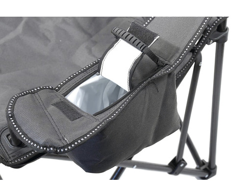 Detailný záber kempingovej stoličky s držiakom na nápoje.