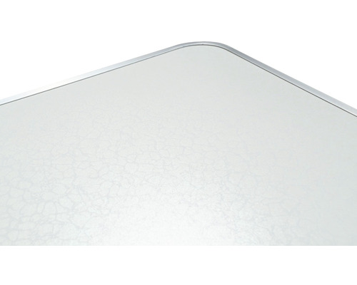 Detail dosky stola s kovovým okrajom