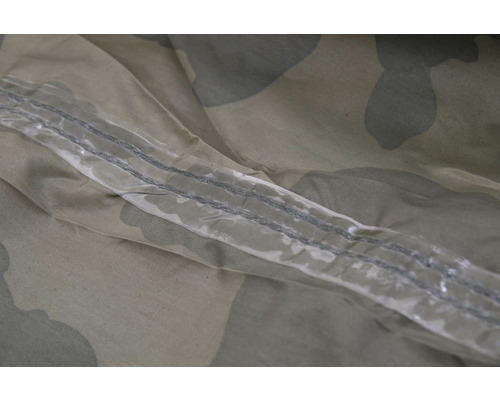 Detailný pohľad na šev stanu s maskovacím vzorom a vodotesným utesnením