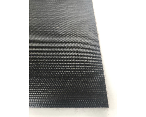 Čierny koberec s textúrou