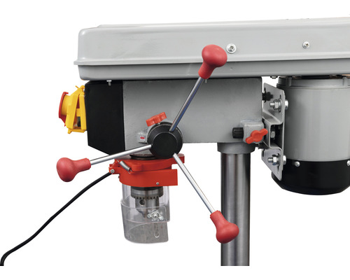 Detail stojanovej vŕtačky so skľučovadlom, držadlami a bezpečnostným spínačom