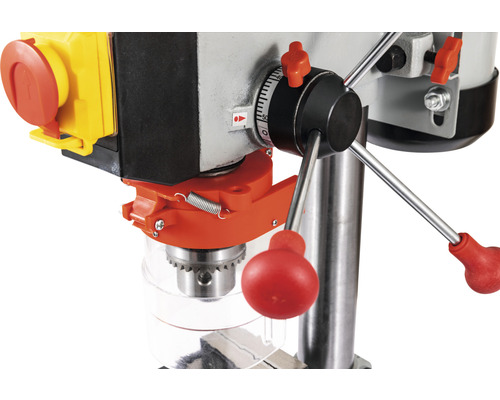 Detailný pohľad na stĺpovú vŕtačku so skľučovadlom, hĺbkovým dorazom a ovládacou pákou