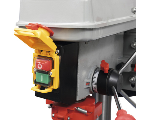 Detail stolnej vŕtačky s vypínačom a regulátorom otáčok