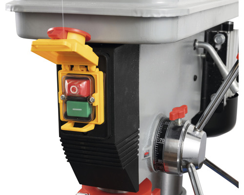 Detail stĺpovej vŕtačky s núdzovým vypínačom a hĺbkovým dorazom