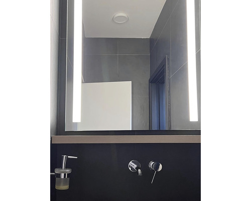 Moderná kúpeľňa s osvetleným zrkadlom a armatúrami