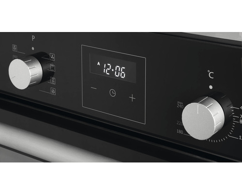 Detail ovládacích prvkov rúry s regulátorom teploty a digitálnym displejom