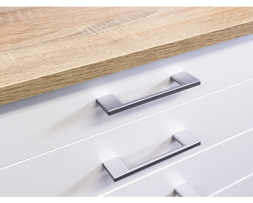 Detailný záber nábytku so zásuvkami a kovovými úchytmi