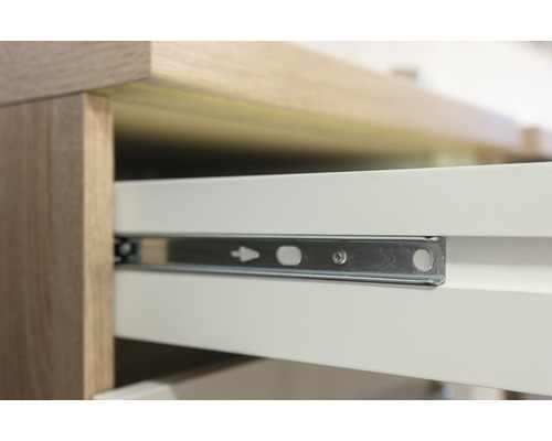 Detailný záber nábytku so zásuvkou a výsuvnou lištou