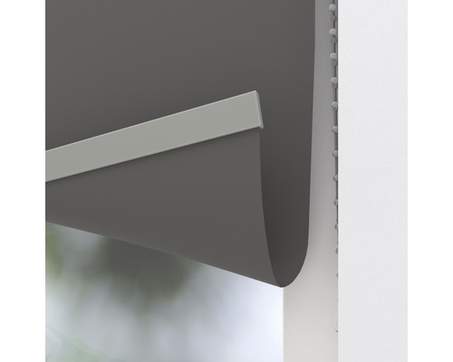 Sivá roleta na okne s retiazkovým mechanizmom