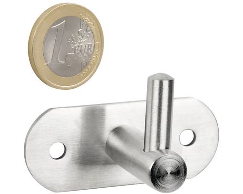 Kovový vešiak na kabáty vedľa euromince