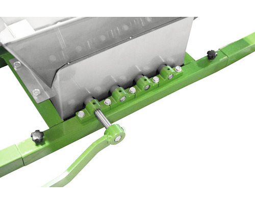 Detailný pohľad na kovový triediaci stroj so zelenými držiakmi a manuálnym ovládaním