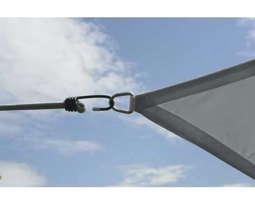 Detailný záber slnečnej plachty s upevňovacím materiálom