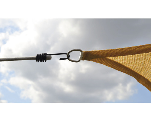 Detail upevnenia slnečnej plachty s napínacím lanom a karabínou