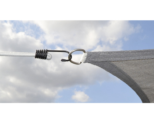 Detailný pohľad na slnečnú plachtu s lanom, napínacou pružinou a karabínou