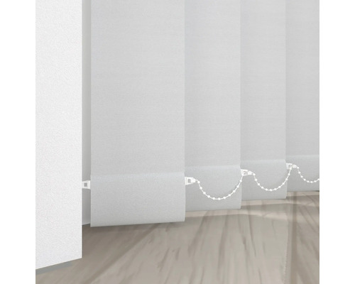 Biele lamelové závesy v miestnosti