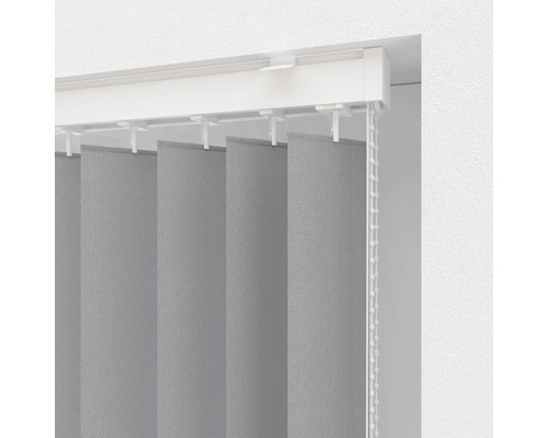Sivé lamelové žalúzie s retiazkovým ovládaním na dekoráciu okien.