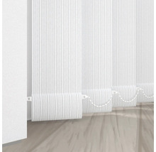 Biele žalúzie pred oknom