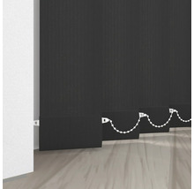 Čierne lamelové žalúzie v miestnosti.