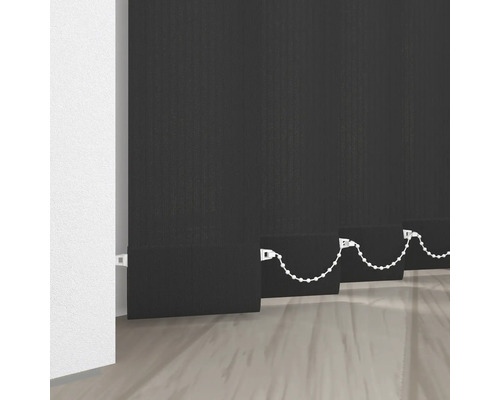 Čierne lamelové žalúzie v miestnosti.