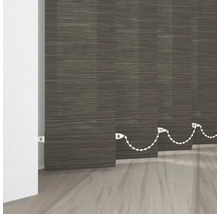 Vertikálna žalúzia pred oknom