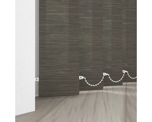 Vertikálna žalúzia pred oknom