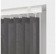 Sivá vertikálna žalúzia s ovládacou retiazkou na okne
