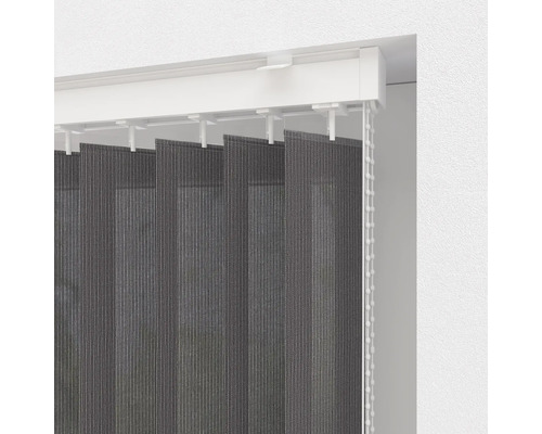 Sivá vertikálna žalúzia s ovládacou retiazkou na okne