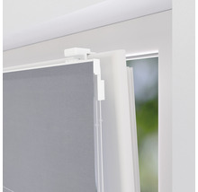 Detailný pohľad na roletu na okne s držiakom