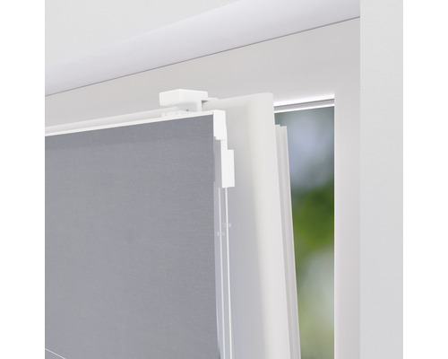 Detailný pohľad na roletu na okne s držiakom