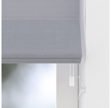 Sivá skladaná roleta v okne so sťahovacou šnúrkou