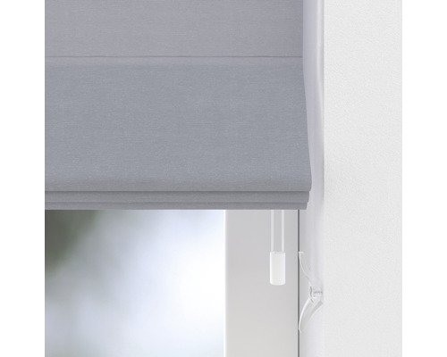 Sivá skladaná roleta v okne so sťahovacou šnúrkou