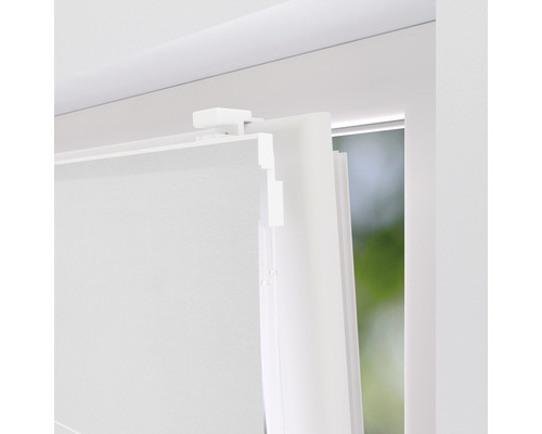 Detailný pohľad na bielu roletu na okne