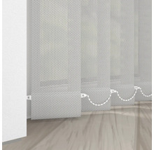 Látkové vertikálne žalúzie s retiazkovým ovládaním pri okne