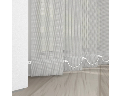 Látkové vertikálne žalúzie s retiazkovým ovládaním pri okne